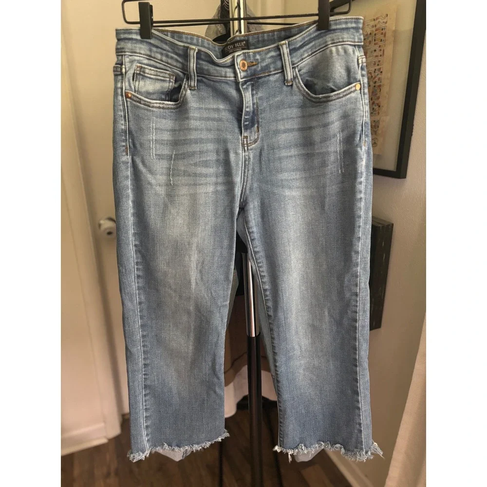 Judy Blue Los Angeles Womens Capris Medium Wash Frayed Hem Size 13 31 Denim